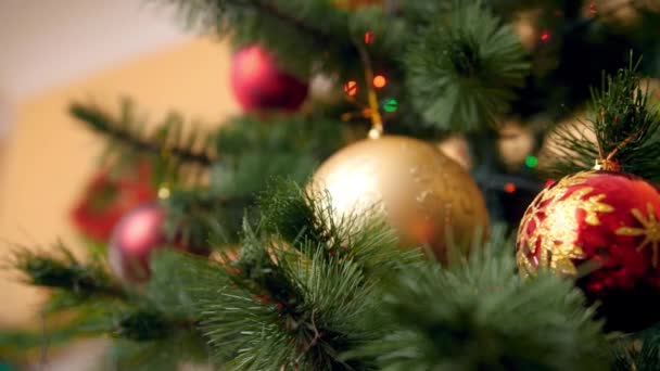 4k révélant des images de caméra se déplaçant lentement sur des lumières colorées et des bulles lumineuses sur l'arbre de Noël à la maison 