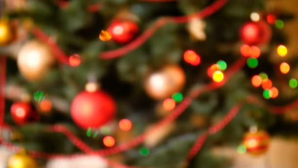 4 k zaostření abstraktní video barevných světel zářící a blikající na vánočním stromku. Perfektní záběr na zimní oslavy a svátky — Stock video