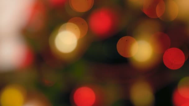 4k摄像机视频慢慢聚焦在五颜六色的灯和花环的脱光圣诞树上。冬季庆典和假期的完美抽象拍摄 — 图库视频影像
