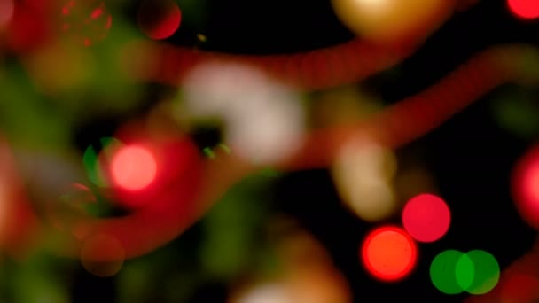 4k panning vídeo de luzes brilhantes e brilhantes e brinquedos na árvore de Natal. Fundo abstrato perfeito para celebrações e feriados de inverno — Vídeo de Stock