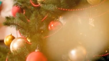 Arka planda parlak ışık ve Noel ağacının 4K görüntüsü var. Kış kutlamaları ve tatiller için mükemmel bir çekim.