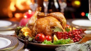 Oturma odasında sebze ve kızılcık ile kavrulmuş hindi 4k görüntüleri Noel veya Yeni Yıl kutlamak için decroated. Yemek masası kış tatilleri ve kutlamaları büyük aile için servis.