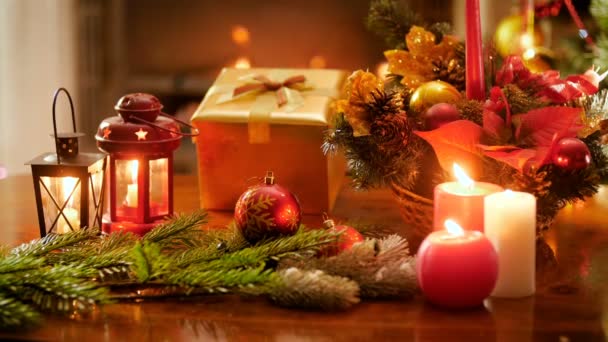 4k video di candele accese e camino in salotto deocrati per festeggiare il Natale e il Capodanno. Colpo perfetto per feste invernali e vacanze — Video Stock