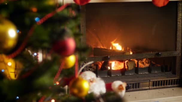 Βίντεο 4K από ξύλα κορμούς που καίγονται στο τζάκι στο σαλόνι διακοσμημένο για το εορτασμό των Χριστουγέννων ή του νέου έτους. Τέλεια βολή για χειμερινές γιορτές και διακοπές — Αρχείο Βίντεο