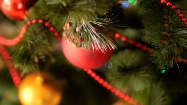Noel ağacında güzel baubles, boncuk ve çelenk Closeup panning yavaş hareket video. Kış kutlamaları ve tatiller için mükemmel çekim