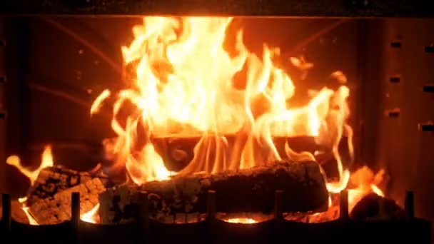 Видео медленного движения горящих деревянных бревен в камине. Слово пламени и поднимающегося дыма — стоковое видео