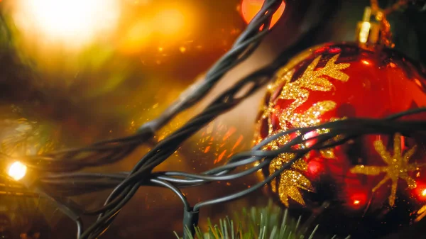 Primer plano fuera de foco fondo del árbol de Navidad decorado con adornos y guirnaldas de luz led — Foto de Stock