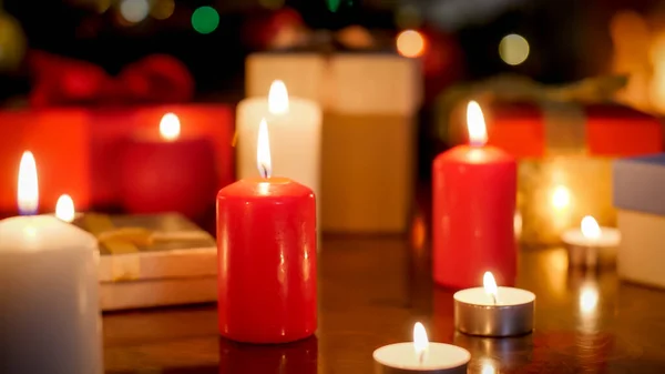 Beautiful background for Christmas with burning red and white candles — Stock fotografie