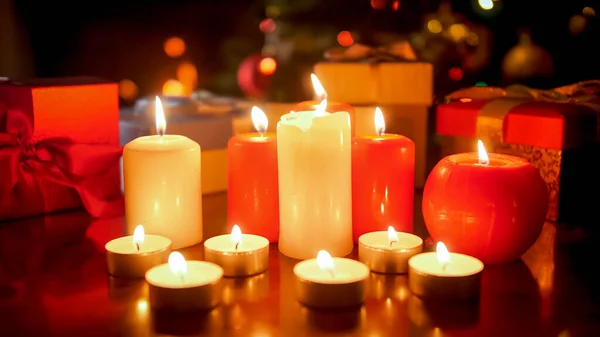 Hermoso fondo con velas encendidas contra el brillante árbol de Navidad por la noche — Foto de Stock