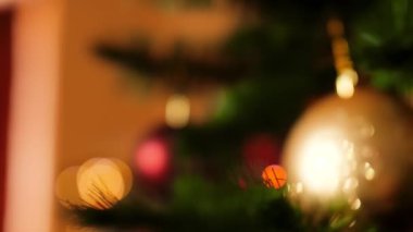 Güzel dekore edilmiş Noel ağacının kapanış videosu.