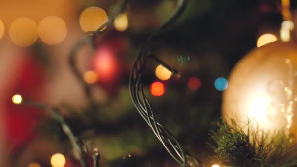 4k tónované Dolly video barevných žárovek a ozdoby visící na vánoční stromeček