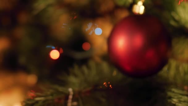 Close-up dolly video van mooie kerstboom in huis. Perfecte achtergrond voor Nieuwjaar of Kerstmis — Stockvideo