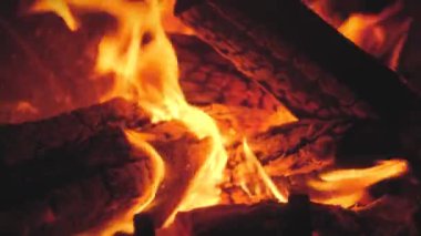 Pizza fırınında yanan ahşap kütüklerin 4k videosu.