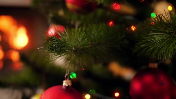 4k dolly video van mooie kerstboom en vuur in de open haard op kerstavond — Stockvideo