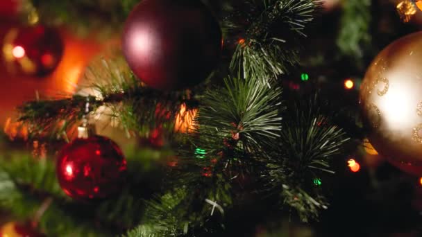 Dolly 4k vidéo de Chrsitams arbre dans le salon et brûler des bûches de bois dans la cheminée 