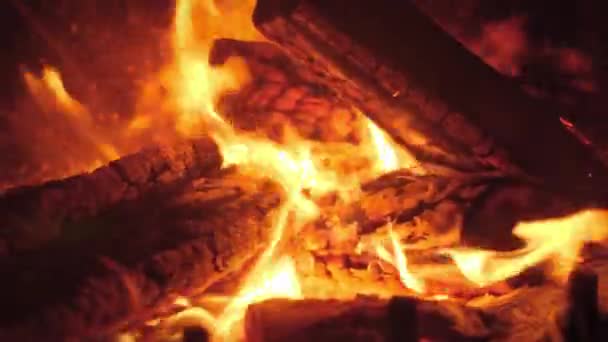 Closeup 4k vídeo de queima de troncos de madeira e chamas na lareira — Vídeo de Stock