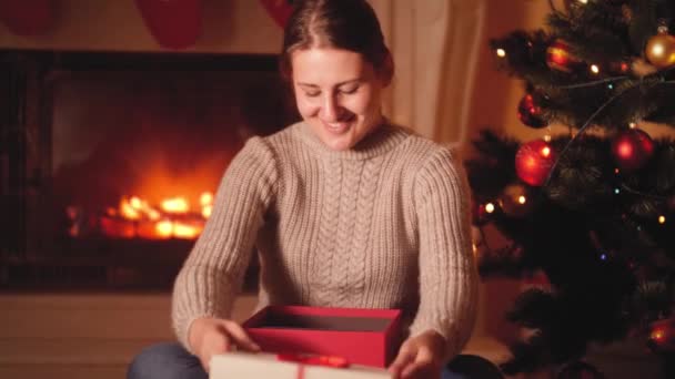 4k видео улыбающейся молодой женщины получили цифровой планшет в подарок от Санты на Рождество — стоковое видео