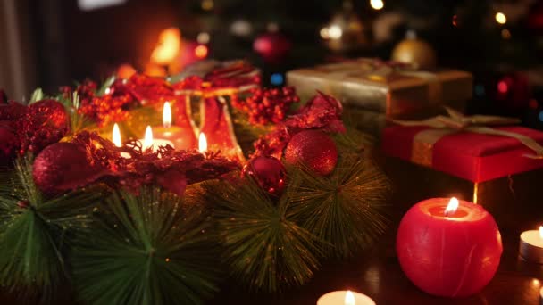 Крупный план рождественского венка с горящими свечами. Перфектный фон или обратный отток на Рождество или Новый год — стоковое видео