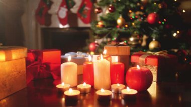 Noel ya da yeni yıl için süslenmiş şömineli güzel oturma odasının 4K videosu. Noel veya Yeni Yıl için mükemmel bir arkaplan veya arkaplan