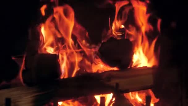 Vidéo au ralenti de la combustion de billes de bois dans la cheminée la nuit — Video