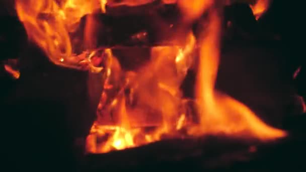 Slow motion video of fire flames and sparkles flying up in the bonfire at night — Stock Video