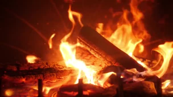 Szoros lassított felvétel gyönyörű tűz lángok és égő fa a kandallóban a házban — Stock videók