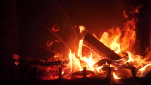 Vídeo em câmera lenta de queima de fogo e faíscas voadoras no firepalce à noite — Vídeo de Stock