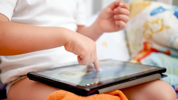 Foto de primer plano de los niños presionando el dedo pantalla táctil en la computadora tableta digital —  Fotos de Stock
