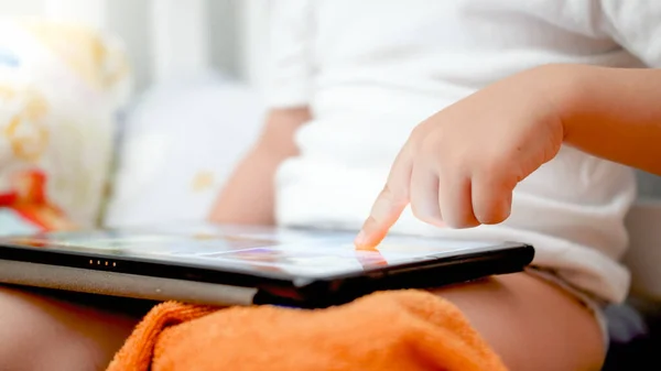 Närbild av pojke trycka och vidröra digital surfplatta datorskärm med fingret — Stockfoto