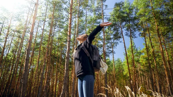Retrato de mujer feliz sonriente caminando en el bosque con las manos extendidas. Concepto de libertad y armonía con la naturaleza . — Foto de Stock