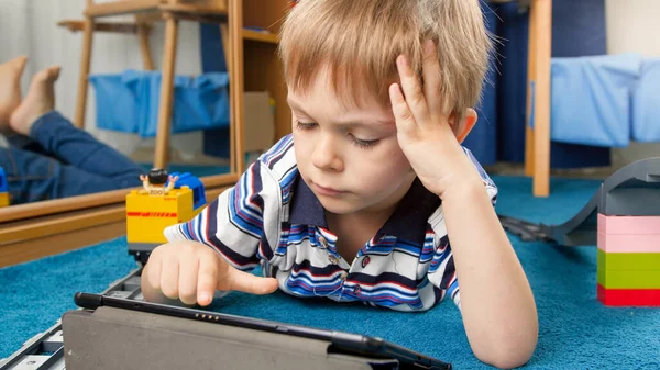 Retrato de niño concentrado usando tableta —  Fotos de Stock