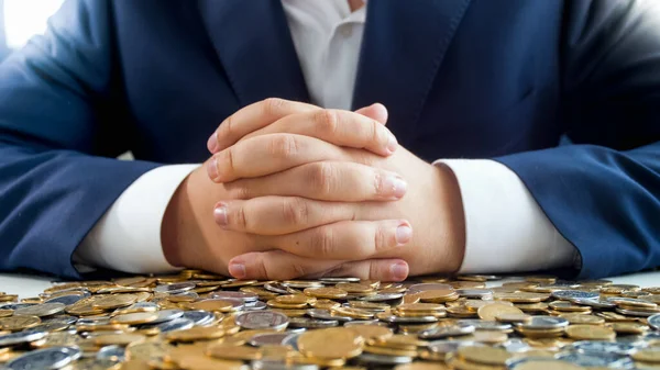 Homem de negócios mãos deitadas em montes de moedas. Conceito de investimento financeiro, crescimento económico e poupança bancária — Fotografia de Stock