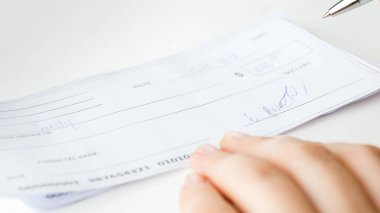 Doldurulmuş ve imzalanmış banka çekinin yakın plan resmi