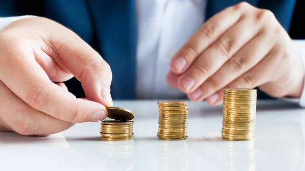 Imagen de primer plano del hombre que hace torres de monedas en el escritorio blanco de la oficina — Foto de Stock