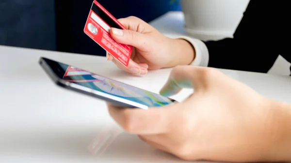 온라인 스마트폰으로 신용 카드로 온라인 쇼핑을 하는 여성이죠. 온라인 쇼핑 과 전자 상거래 개념 — 스톡 사진