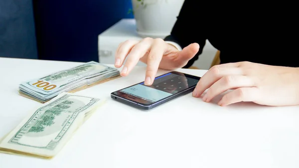 Yougn femme planification budget fianncial et en utilisant une calculatrice sur smartphone — Photo