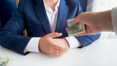 Yozlaşmış memur ya da politikacılara rüşvet veren kişi. Siyaset ve hükümette yolsuzluk kavramı