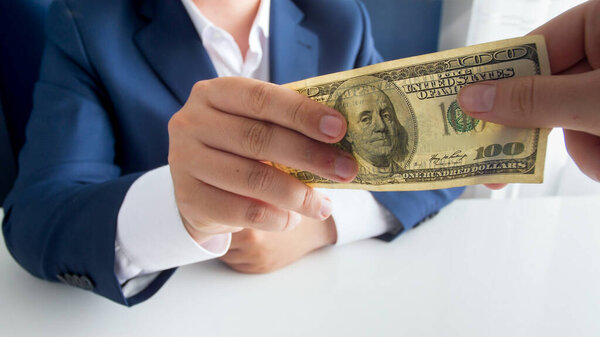 Образ крупным планом политика или чиновника, берущего взятки. Концепция коррупции в политике и правительстве
