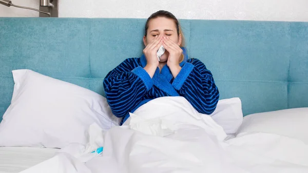 Portrait de femme malade avec nez qui coule à froid — Photo