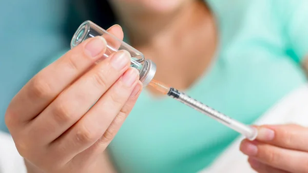 Närbild av kvinnan som fyller sprutan med insulin — Stockfoto