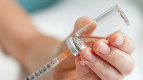 Macro-afbeelding van injectienaald in glazen fles met geneesmiddelen — Stockfoto