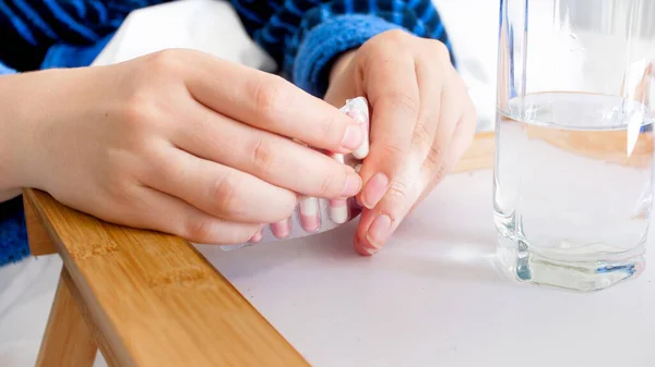 Detailní obrázek ženských rukou otvírání pilulek — Stock fotografie