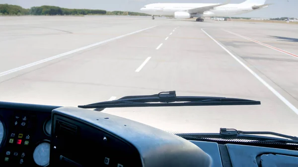 Вид з автобусного маршруту аеропорту на літаках, що курсують по злітно-посадковій смузі аеропорту — стокове фото
