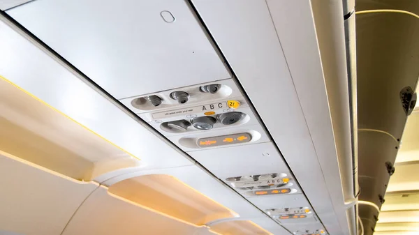 Imagen de primer plano del techo en avión con luces y controles — Foto de Stock