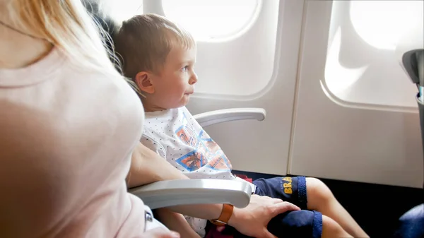 Niño sintiendo miedo antes del primer vuelo en avión — Foto de Stock