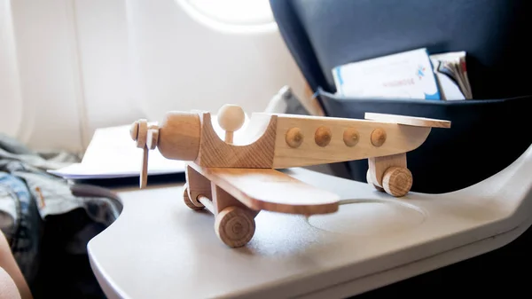 Figura de avión de madera de juguete en la mesa en avión jet moderno — Foto de Stock