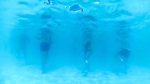 Image sous-marine de la grande foule se détendre et s'amuser dans la piscine extérieure — Photo