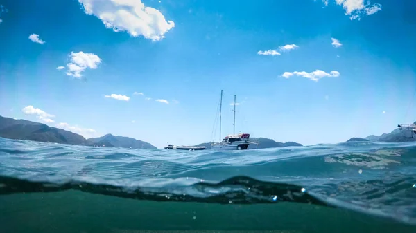 Foto subacquea di uno splendido yacht galleggiante nel mare — Foto Stock