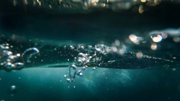 Image sous-marine de bulles d'air flottant à la surface dans l'eau de mer — Photo