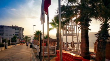 Deniz kenarında ve deniz sahilinde güzel bir gün batımı.